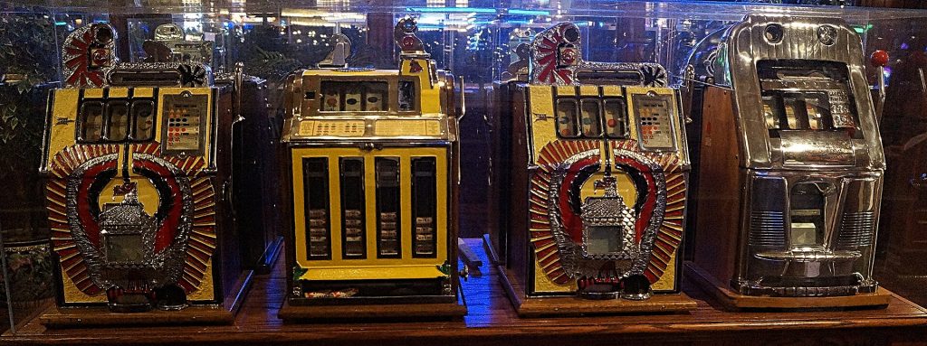 Các máy slot trong khu giải trí